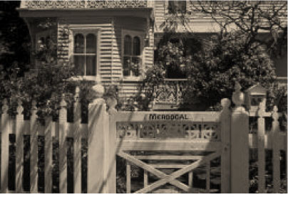 Historic photograph of Meroogal (Building with white picket fence in front.)